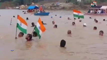 जबलपुर: नर्मदा की तेज लहरों के बीच निकाली तिरंगा यात्रा, देखें VIDEO