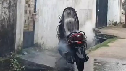 बालाघाट: इलेक्ट्रॉनिक स्कूटी में अचानक लगी आग, मचा हड़कंप