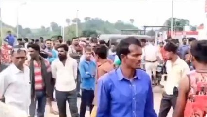 भीषण हादसा: बाइक के उड़े परखच्चे,सड़क पर बिखरा खून,मौत से हंगामा