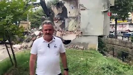 Sel afetine karşı dere kenarındaki binalar tek tek yıkılıyor