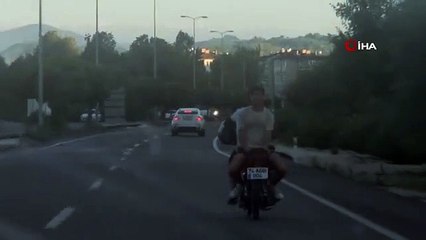 Marche arrière sur la moto devant la caméra