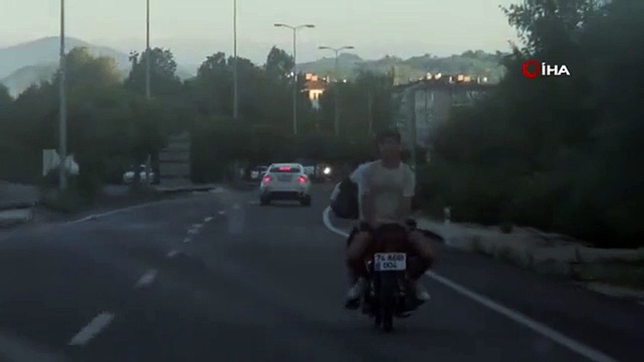Marche arrière sur la moto devant la caméra