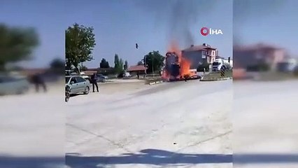 L'incendie d'une remorque chargée de foin provoque la panique