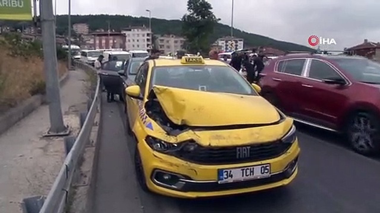 Maltepe'de vinç sürücüsü ortalığı birbirine katıp kaçtı: 16 araç birbirine girdi