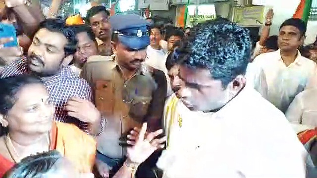 சிவகாசியில் கதறி அழுதபடி அண்ணாமலையின் காலில் விழுந்த மூதாட்டி