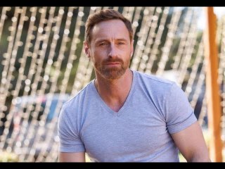 Frank Delay dans Camping Paradis : "Jouer un chanteur de boys band, ça me soulait !"