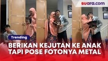 Mengharukan tapi Kocak! Momen Emak-Emak Foto Gaya Metal saat Sang Anak Pulang Sidang Skripsi