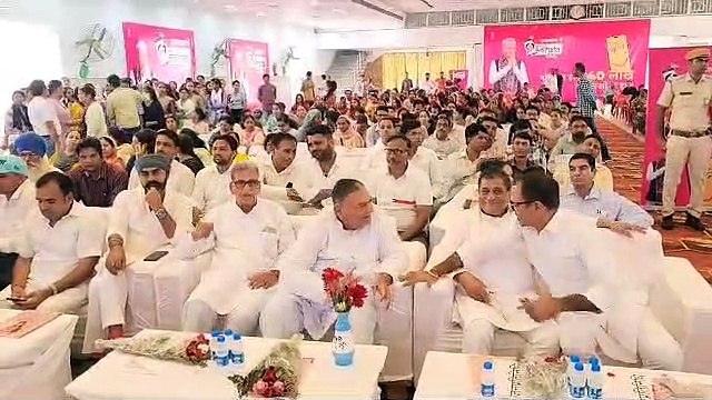 Inauguration of smartphone scheme, now women of villages and cities will be connected with technology, smartphones will be distributed in the first phase to 74,772 beneficiaries in the district