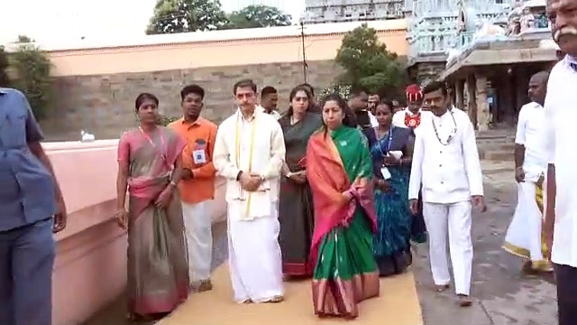 அண்ணாமலையார் கோவிலில் ஆளுநர் ரவி குடும்பத்துடன் சாமி தரிசன்; கிரிவலம் சென்று வழிபாடு