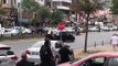 Trafik polisinden örnek davranış kamerada...Otomobil arızalandı, vatandaşla birlikte aracı itti