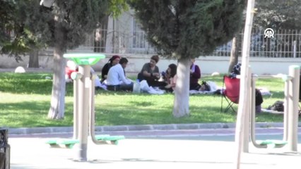 Deprem nedeniyle bazı vatandaşlar parklarda sabahladı