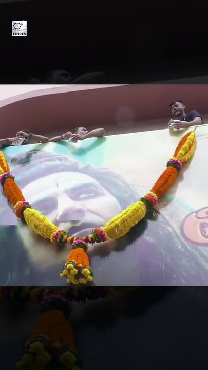 Fans offer milk to Akshay Kumar's poster #OMG2