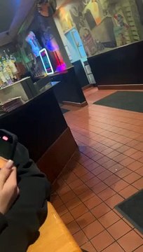 Polícia dos EUA detém homem com bebé nos braços.