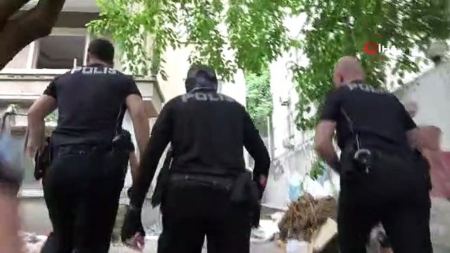 Polis ekiplerinden terk edilmiş evlere baskın...Şüphelilerin yakalandığı anlar kamerada