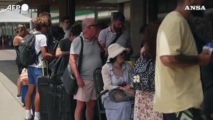 Скачать видео: Incendi alle Hawaii, turisti si precipitano all'aeroporto per lasciare Maui