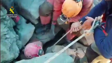 Guardia Civil resgata espeleólogo após 30 horas preso...e todos riem