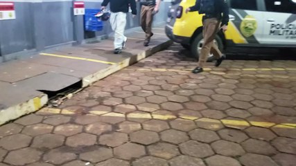 Tentativa de fuga frustrada termina com motociclista adolescente caído e apreendido