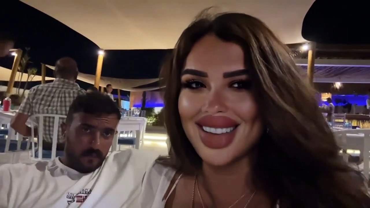 ياسمين عبد العزيز تمازح زوجها أحمد العوضي