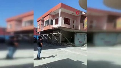 Kendiliğinden çöken hasarlı binayı görüntülemek isteyen vatandaşın yaşadığı panik kamerada