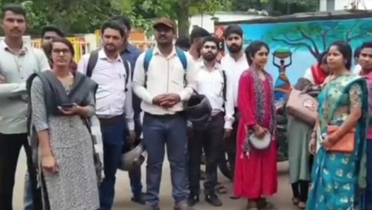 मंडला: वेतन की मांग को लेकर शिक्षकों ने कलेक्टर को दिया ज्ञापन, बताई ये समस्या