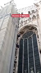 Milano, dopo i vandali in Galleria ecco gli ?scalatori abusivi? sul Duomo: due francesi sulla guglia