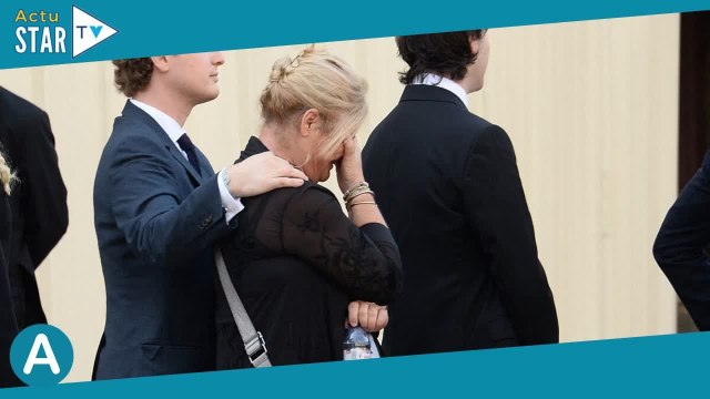 PHOTOS Obsèques d'Hélène Carrère d'Encausse sa fille Marina effondrée face au cercueil et épaulée