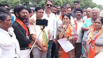 किया प्रदर्शन सौंपा ज्ञापन