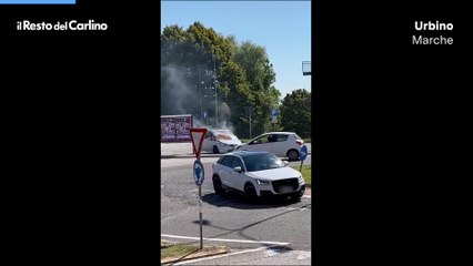 Urbino: auto va a fuoco nel parcheggio dell'ospedale