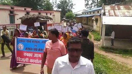 केसला के दर्जनों गांव अंधेरे में, ग्रामीण उतरे सड़क पर, धरना- रैली निकाली