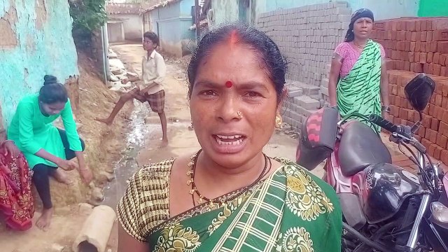 मोपका में नालियां नहीं, सड़क बहता है निकासी का पानी, कीचड़ से सराबोर सड़क से लोग परेशान सड़क