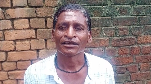 मोपका में नालियां नहीं, सड़क बहता है निकासी का पानी, कीचड़ से सराबोर सड़क से लोग परेशान सड़क