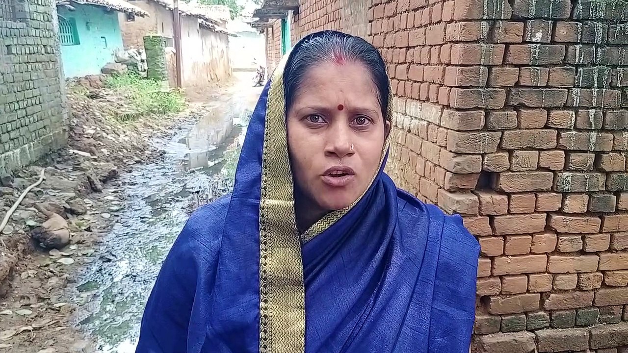 मोपका में नालियां नहीं, सड़क बहता है निकासी का पानी, कीचड़ से सराबोर सड़क से लोग परेशान सड़क