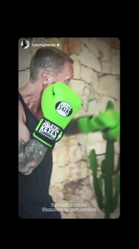 Philippe Caverivière, ultra-tatoué et musclé, se dévoile en pleine séance de boxe. Instagram