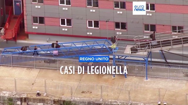 Regno Unito, sgomberata una chiatta per migranti. Nessuno finora ha contratto il virus