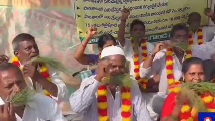 నల్గొండ: గడ్డి తింటూ నిరసన తెలిపిన స్వీపర్లు..!