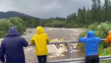 Norveç'te sel evleri yerinden söküp sürükledi