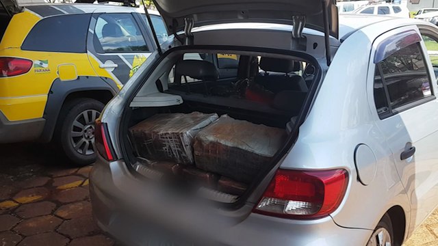 Deu ruim! Ao trocar pneu furado, rapaz é detido com carro lotado de maconha