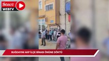 Konya’da mahsulünü TMO’ya veremeyen çiftçi, buğdayını AKP ilçe binası önüne döktü