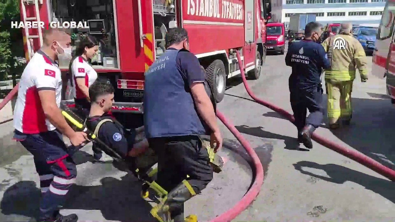 İşçiler kendi imkanlarıyla kurtuldu: Arnavutköy’de cam üretim tesisinde çıkan yangın söndürüldü