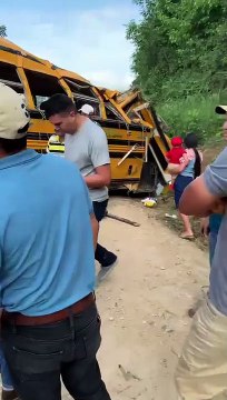 Una persona muerta y varios heridos tras volcamiento de autobús en Nueva Arcadia, Copán