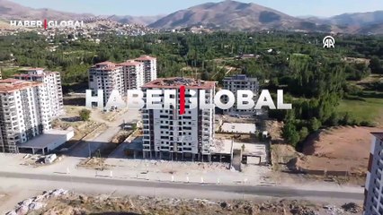 Depremlerden etkilenen ağır hasarlı bina patlayıcı yardımıyla böyle yıkıldı