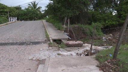 Vecinos de Arboledas en riesgo por una banqueta fracturada