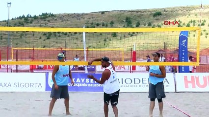 Début du tournoi de volleyball de plage au centre de ski d'Erciyes