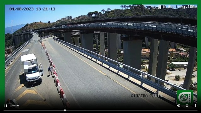 Messina, autista di un camion rimuove barriere jersey in autostrada per transitare sull'altra corsia rischiando di causare incidenti