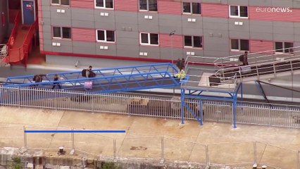 Legionella baktérium van a lakóuszály vízrendszerében, kiköltöztették a menekülteket