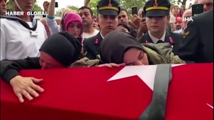 En acı veda: Şehit eşinin tabutuna gözyaşları arasında son kez baktı