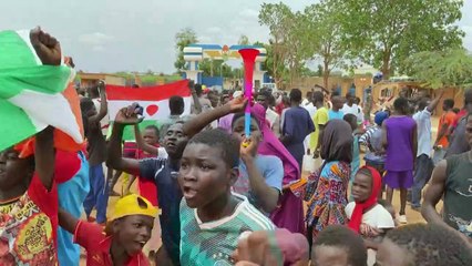 آلاف من أنصار الانقلابيين في النيجر يتجمعون قرب القاعدة الفرنسية في نيامي