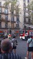 Bomberos de Barcelona apagan un incendio en un piso en el centro