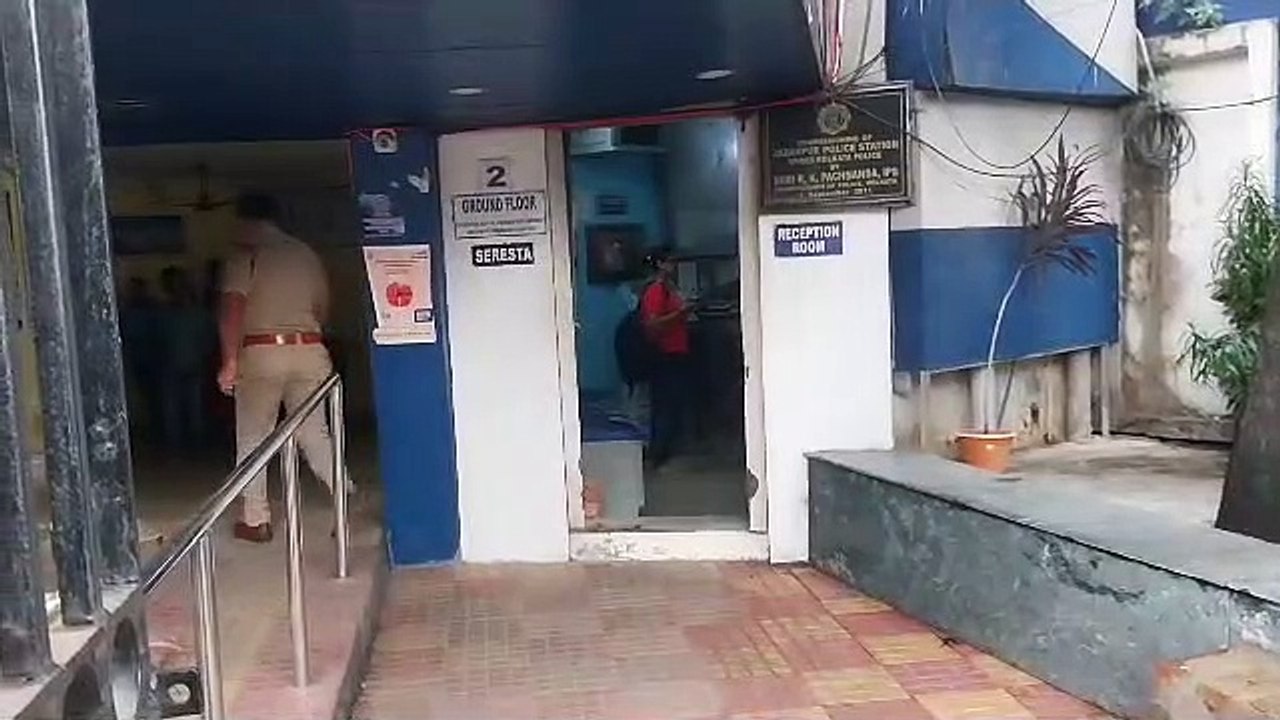 दर्ज कराया हत्या का मामला, एक पूर्व छात्र हिरास...