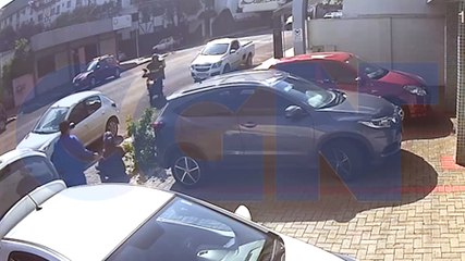 Motociclista arranca árvore após ser fechado por carro e jogado para a calçada; veja o vídeo